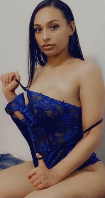 
Fun exotic brunette
