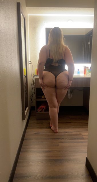 
Upscale Curvy Bombshell
