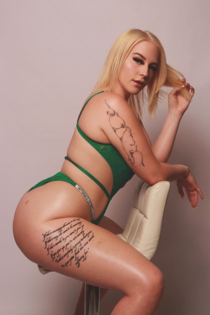 Tall Curvaceous southern Belle‼️Seattle it's Snowing🐰Duos available