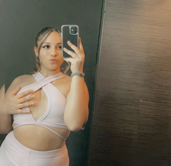 I do face time and sell pictures at cool rateSnapchat:@jjessica2024761