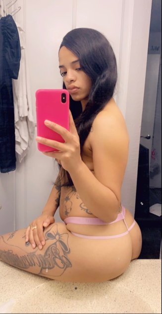 Hello gentlemen 👋 visiting Arizona ? Let me show you a good time 😍💋
