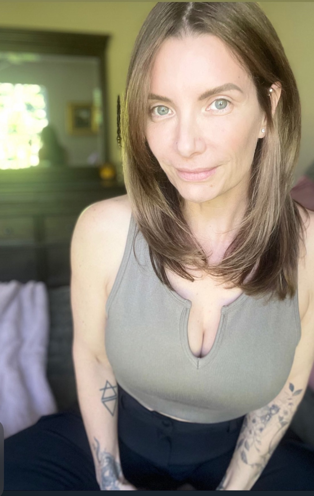My name' is Hannah, I'm down here to hook up and I offer massage services.