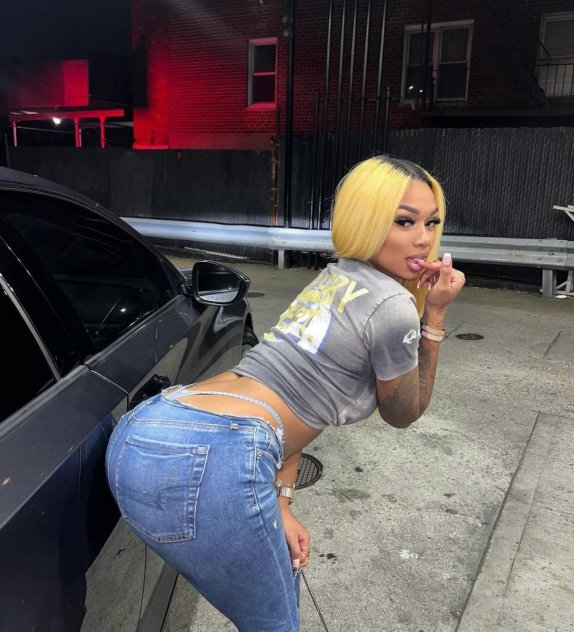 Hello papi I’m from dominican call me I’m available
