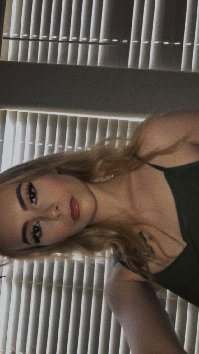 Ever had two hands at once💦 sexy European girl waiting to please you