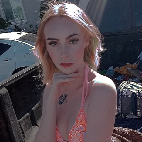 Ever had two hands at once💦 sexy European girl waiting to please you