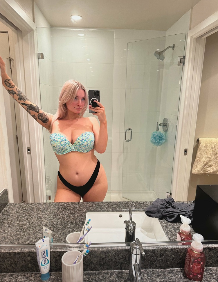 HMU and let’s hookup and get nasty, I also sell special videos 🥰