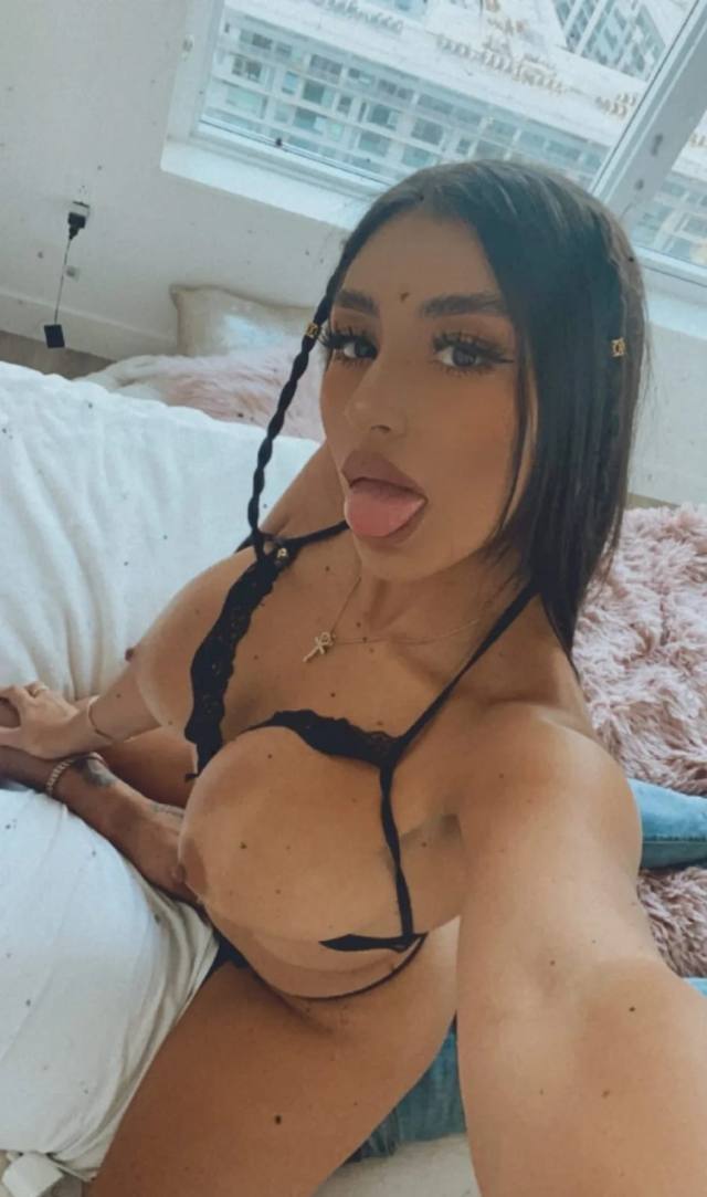 Sexy Colombian big ass new in town hire me right now love😍😘