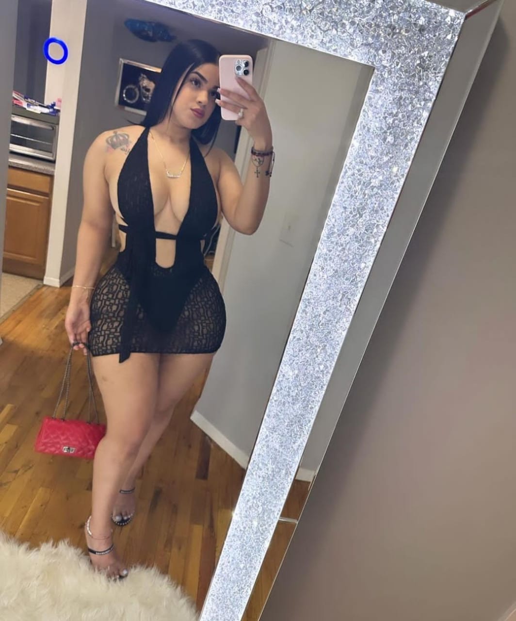 Sexy Colombian big ass new in town hire me right now love😍😘