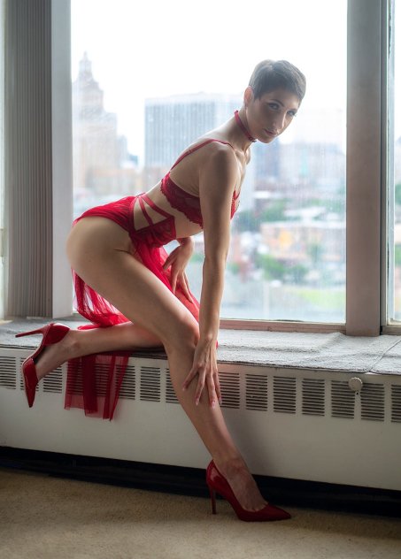 Striking, Sensual, and Statuesque Pixie Paramour Available in PHL/NYC