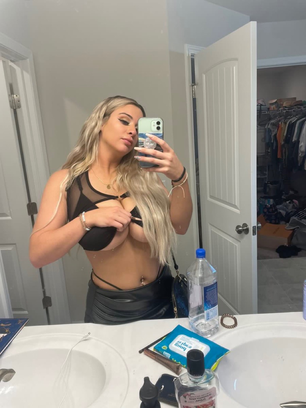 I’m available for fun🔞, hookup and massage 👅100% legit HMU: Snap: aiteaiye