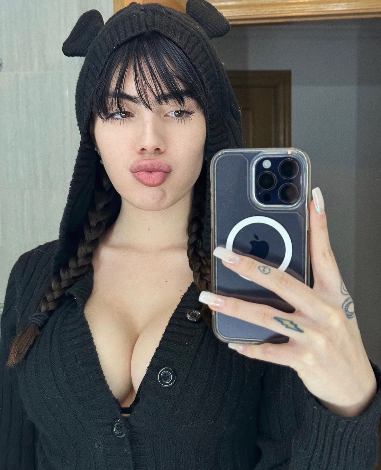 HORNY AND WET💦🤤CLEAN T!TS AND PUS$Y👅😻