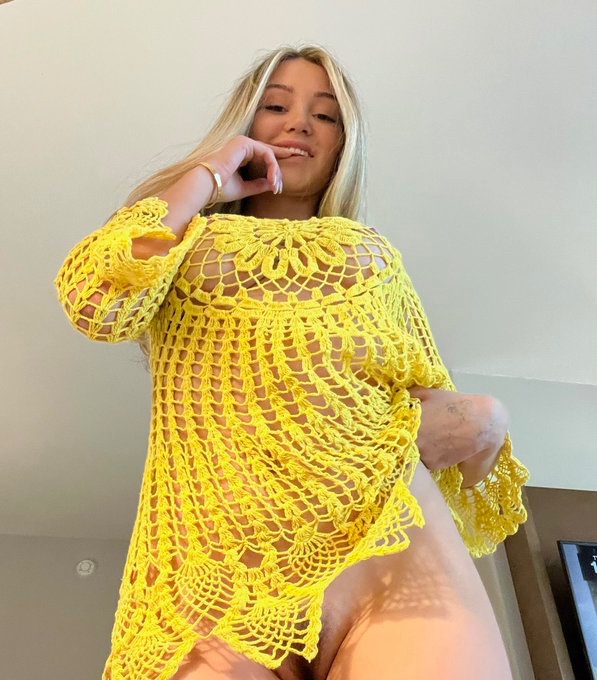 Hey hit me on 954 248 9339 🍑🍯 Hot & Sexy, Clean & soft.Now i'm available for incall outcall