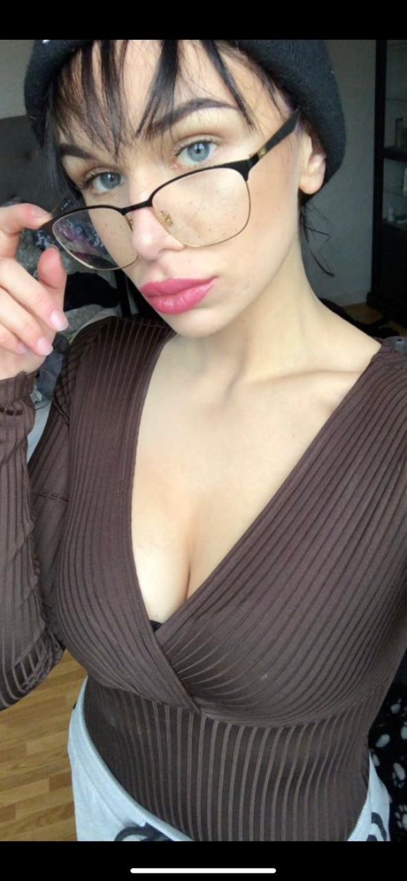 Escort available for hookup