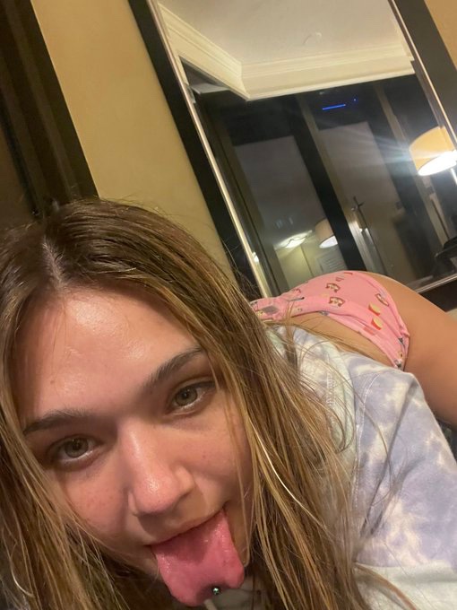 Hey lovebirds! I am Sophie, your massage and fun therapist 💋HMU on snapchat: Babysophiexo26