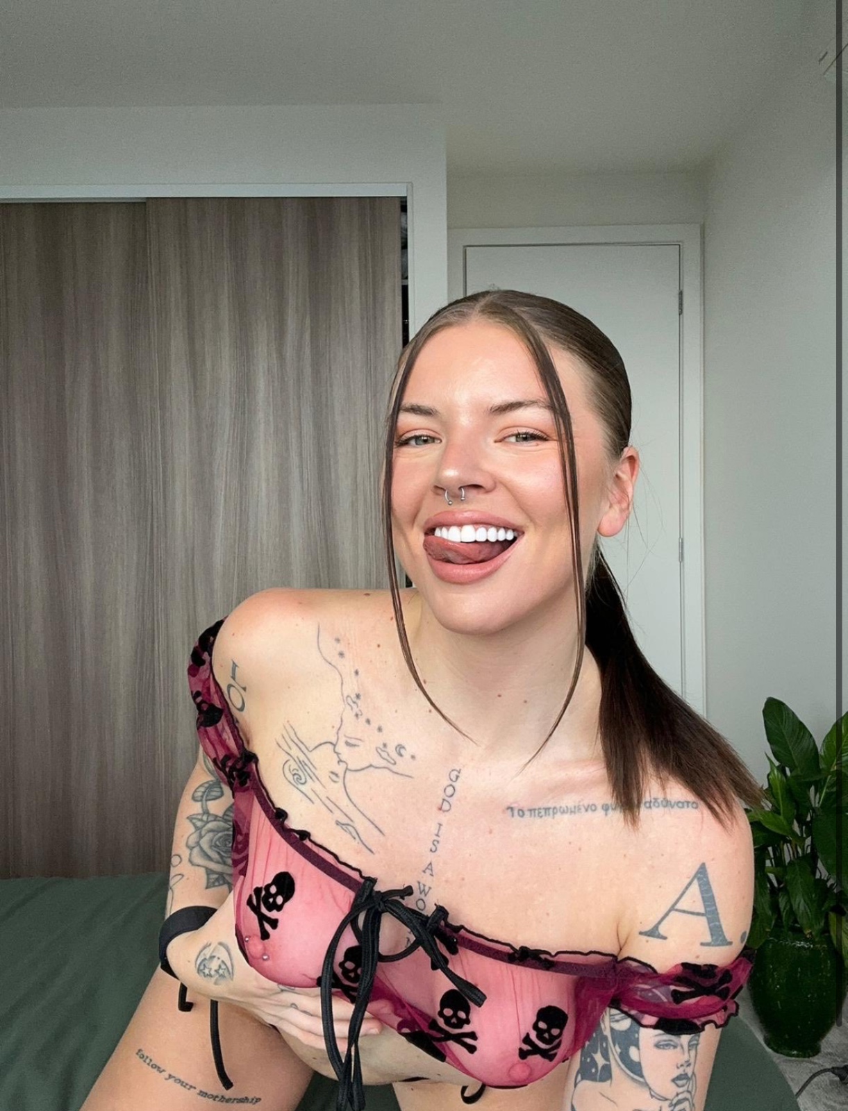Sexy brunette 👱‍♀️wants Raw Sex👅💦😝🍑Hookup:hitme on snap - t.annah012