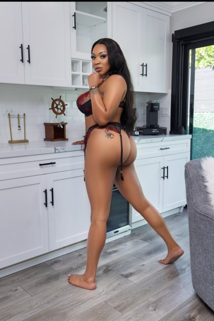 Extremely Skilled Stunning Busty Goddess Available 7/2 Pre Book