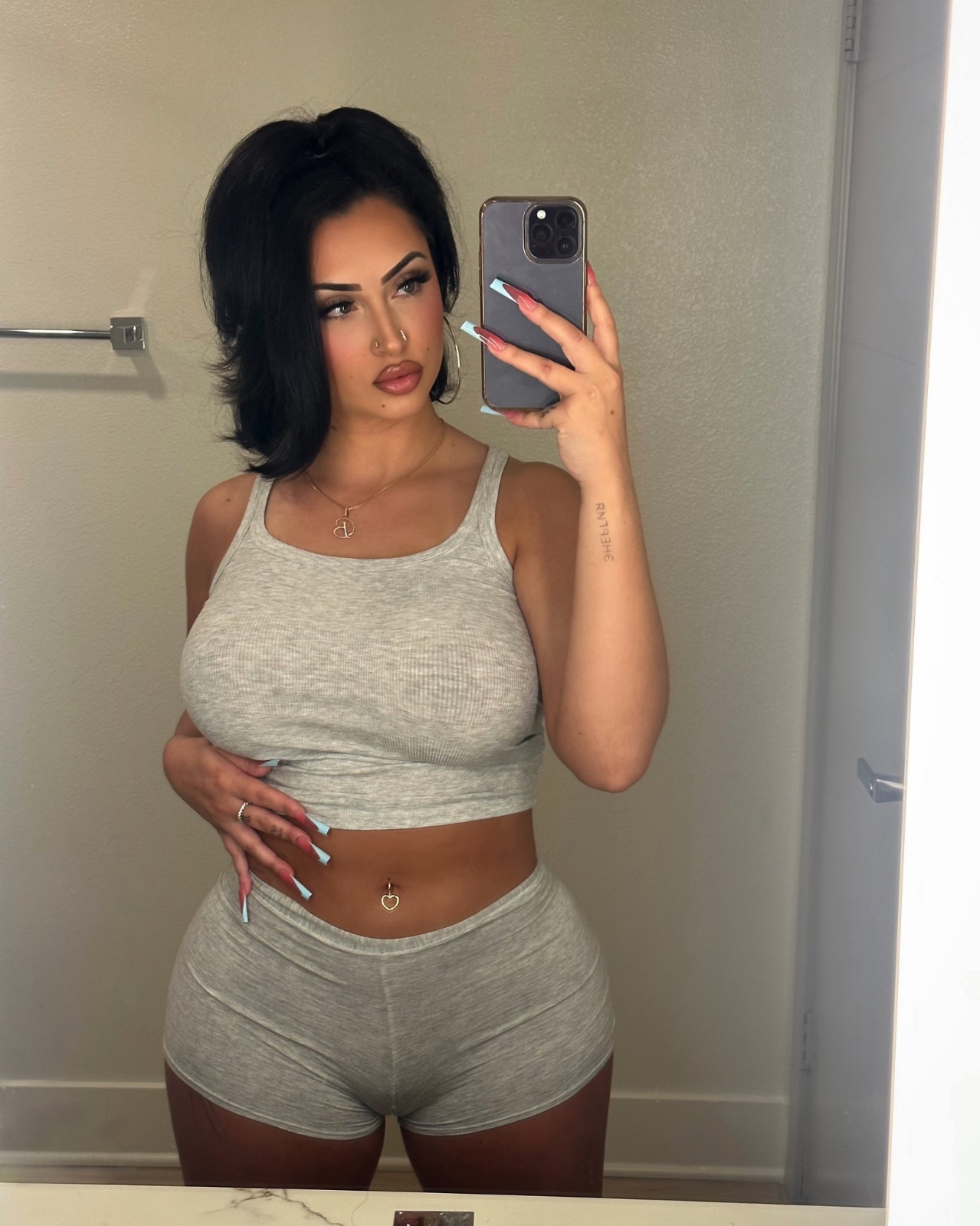 Hi hun 😊 this is Alicia I’m available for fun 🍭 hit me up at : +1 (272) 304-1671