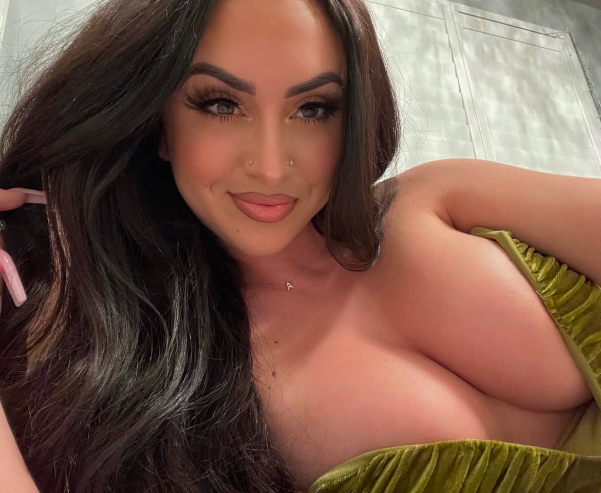 Hi hun 😊 this is Alicia I’m available for fun 🍭 hit me up at : +1 (272) 304-1671