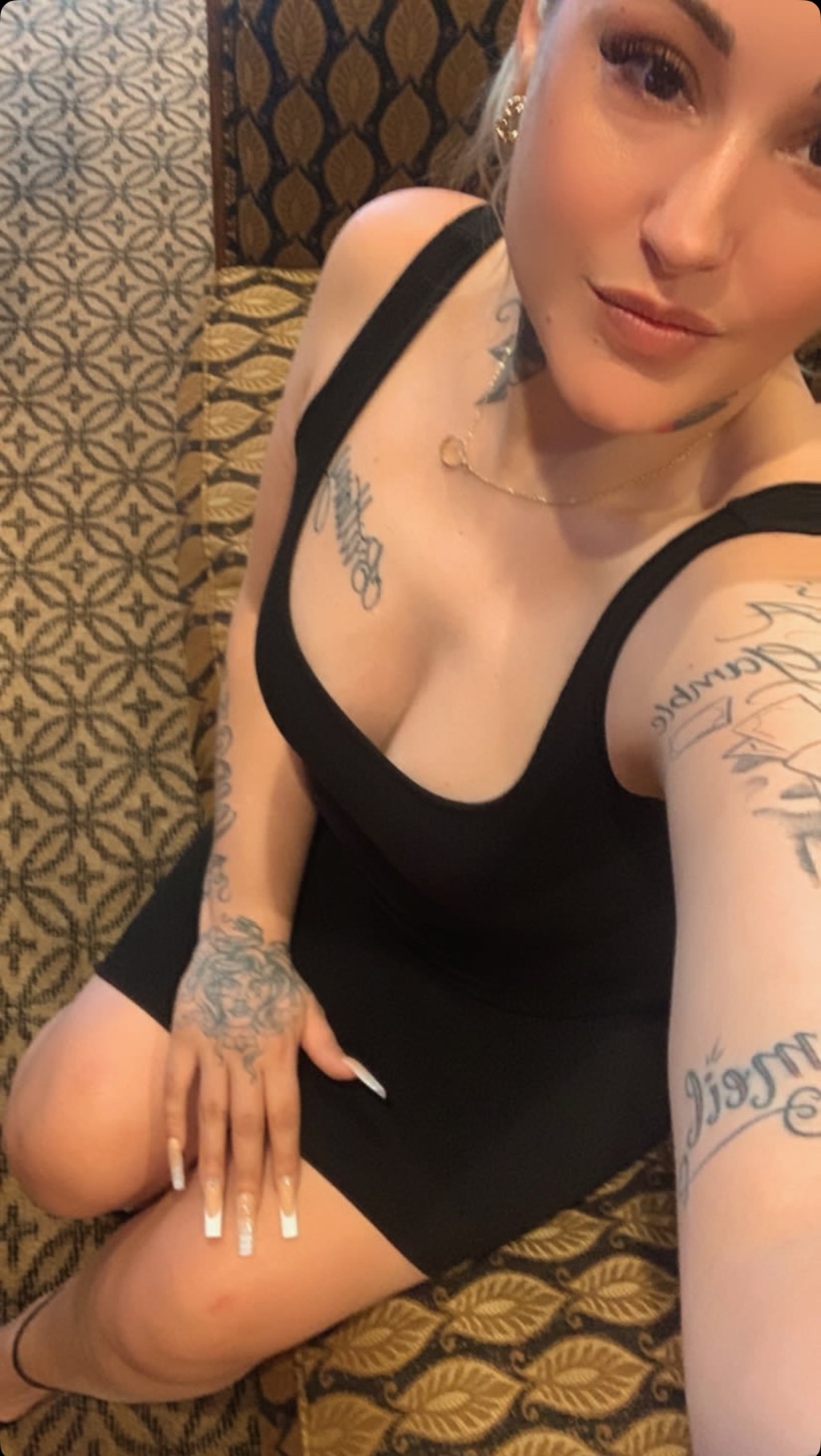 Redbone blonde 😌I'm available to chill and spend a nice time together 🌚#: 5722751443 Snapchat: ema