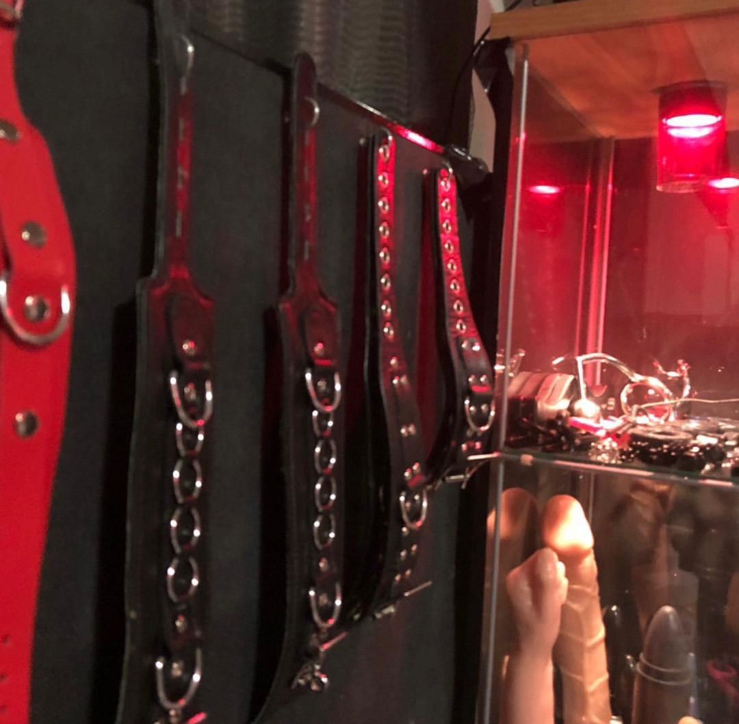 I’M 😈 PROFESSIONAL 👅 DOMINATRIX 🎃 HOPING TO FIND A  🍓SUBMISSIVE 👣 SLAVE TO EXPLORE FANTASY WITH