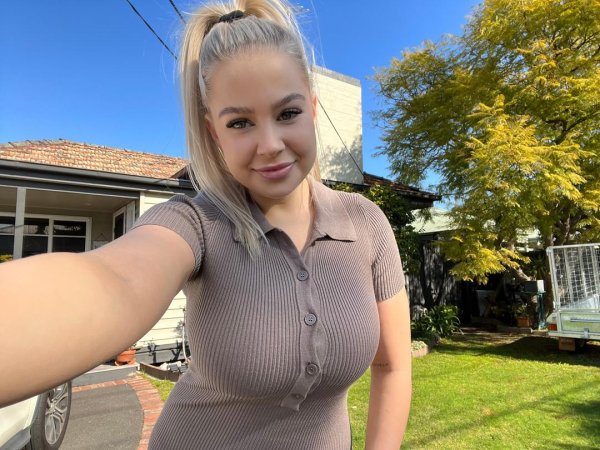 Hit me up if you’re looking for something hot 🥵 and wet as fuck 💦