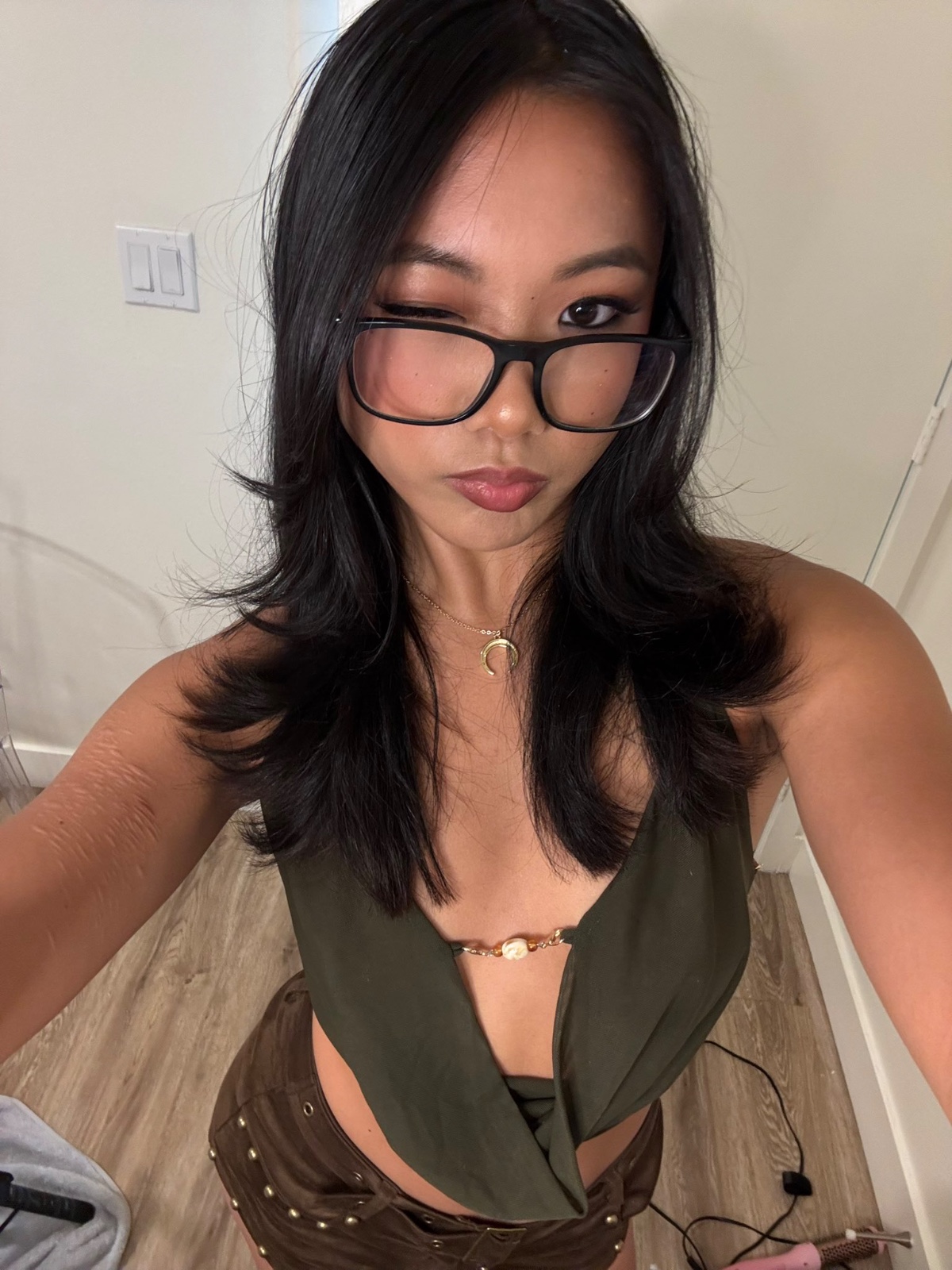 Your typical asian available for hook up and massage 💦👅👅💦