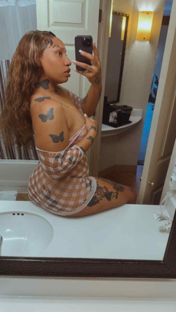 💦All 3⃣holes open throat goat👅🫦 🔥ready to snatch your soul an curl