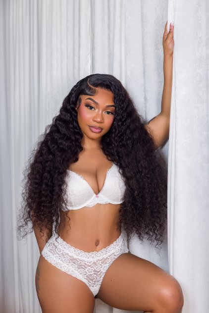 Professional at keeping secrets and providing pleasure 🥂