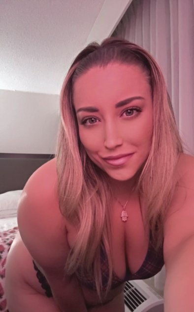 Upscale Curvy Bombshell