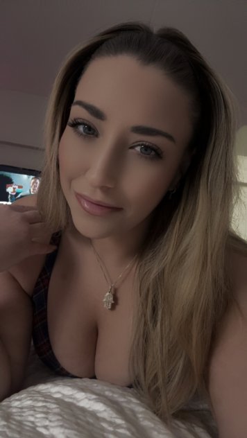 Upscale Curvy Bombshell