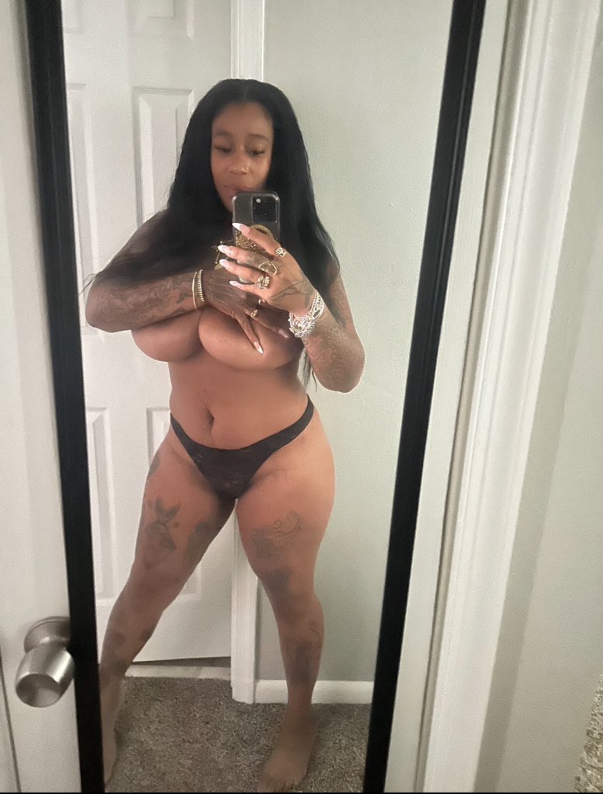 AVAILABLE FOR HOOKUP. HMU 🤙🏾👅😈🥰