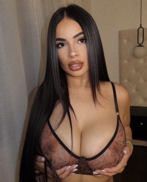 LEAH 100% LATINA Y REAL.