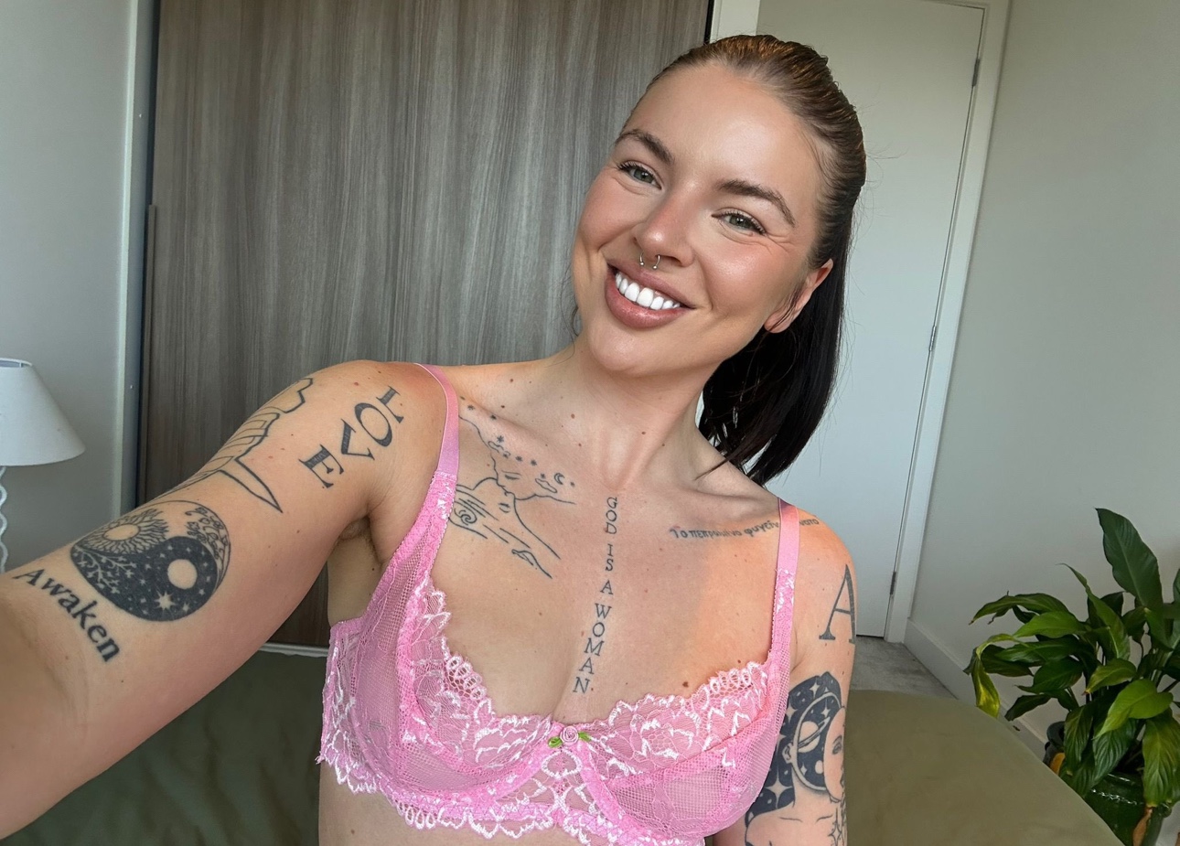 Sexy brunette 👱‍♀️wants Raw Sex👅💦😝🍑Hookup:hitme on snap - t.annah012
