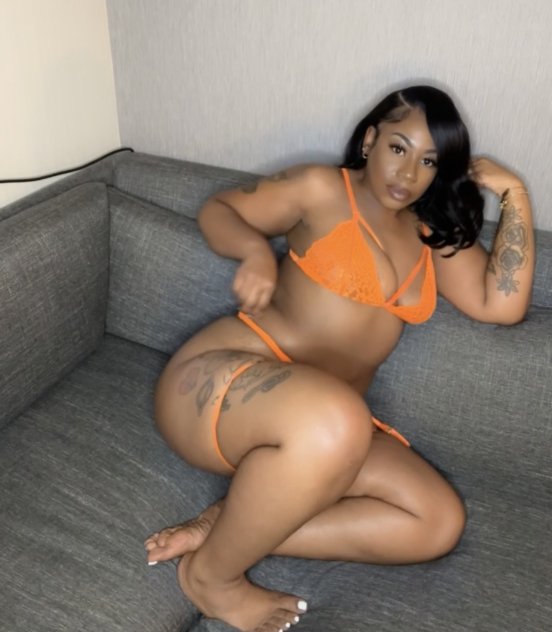 Fine thick shii ready to be fucked 💦😻 cozy warm & wett 💦💦💦💦