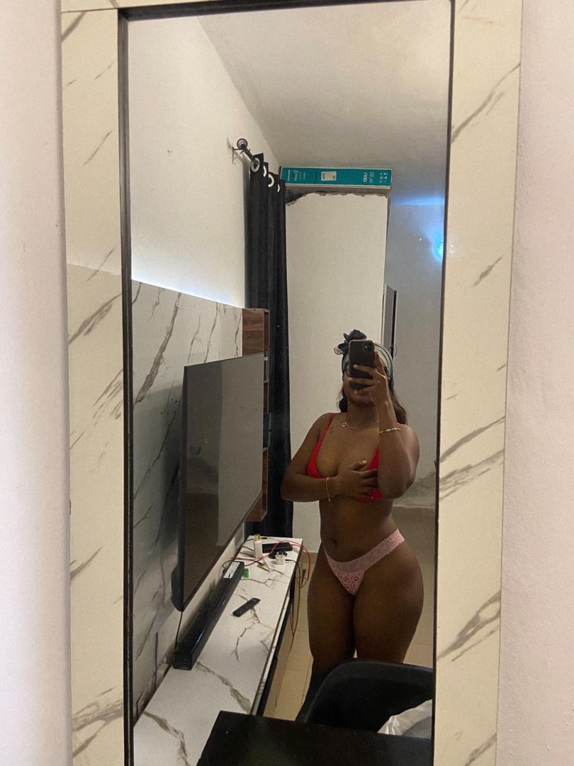 Ebony muna available to meet and have some fun time this weekend text me now on signal: Munarose.25