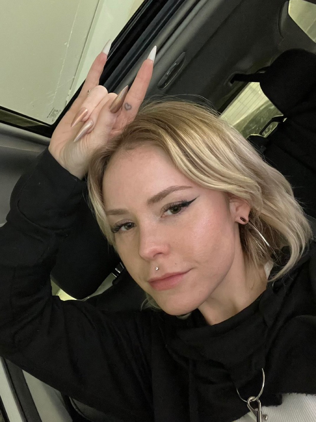 I’M VERY MUCH AVAILABLE TONIGHT FOR FUN 🍑🍑. I DO MEETUPS , MASSAGES , SELL pills. 270 245 4413  di