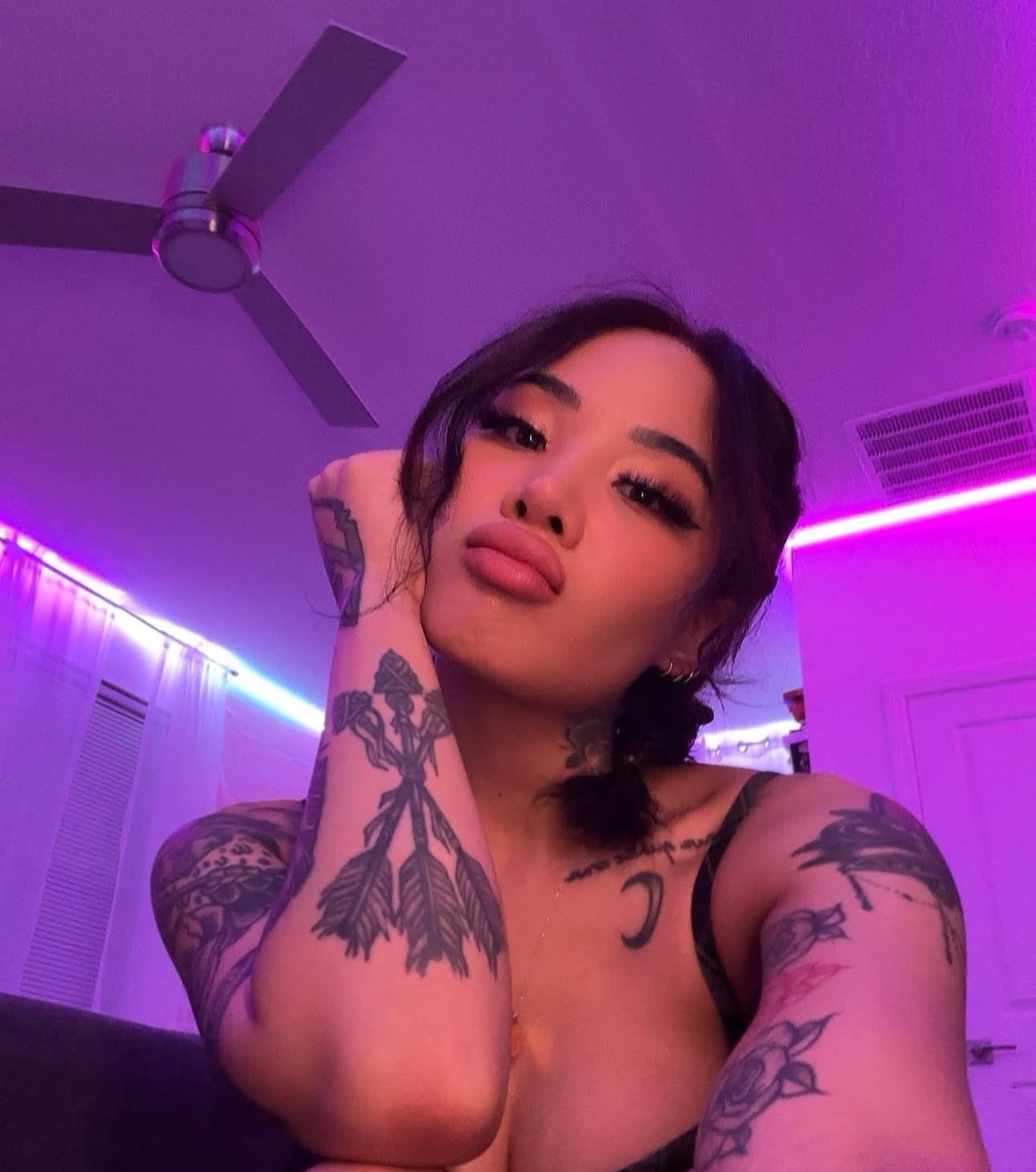 I’m a female escort available for hookup