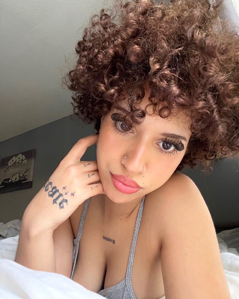 Available for hookup🍆🍑