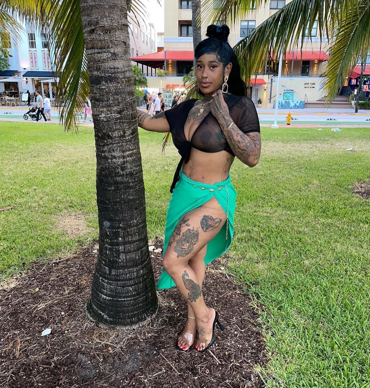 AVAILABLE FOR HOOKUP. HMU 🤙🏾👅😈🥰