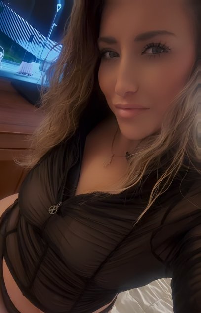 Upscale Curvy Bombshell