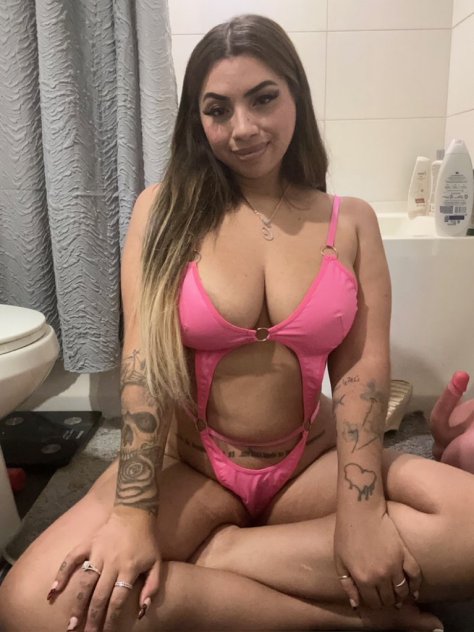 Hi guys! I’m a sexy latina who loves meeting new people..