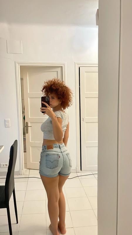 Available for hookup🍆🍑