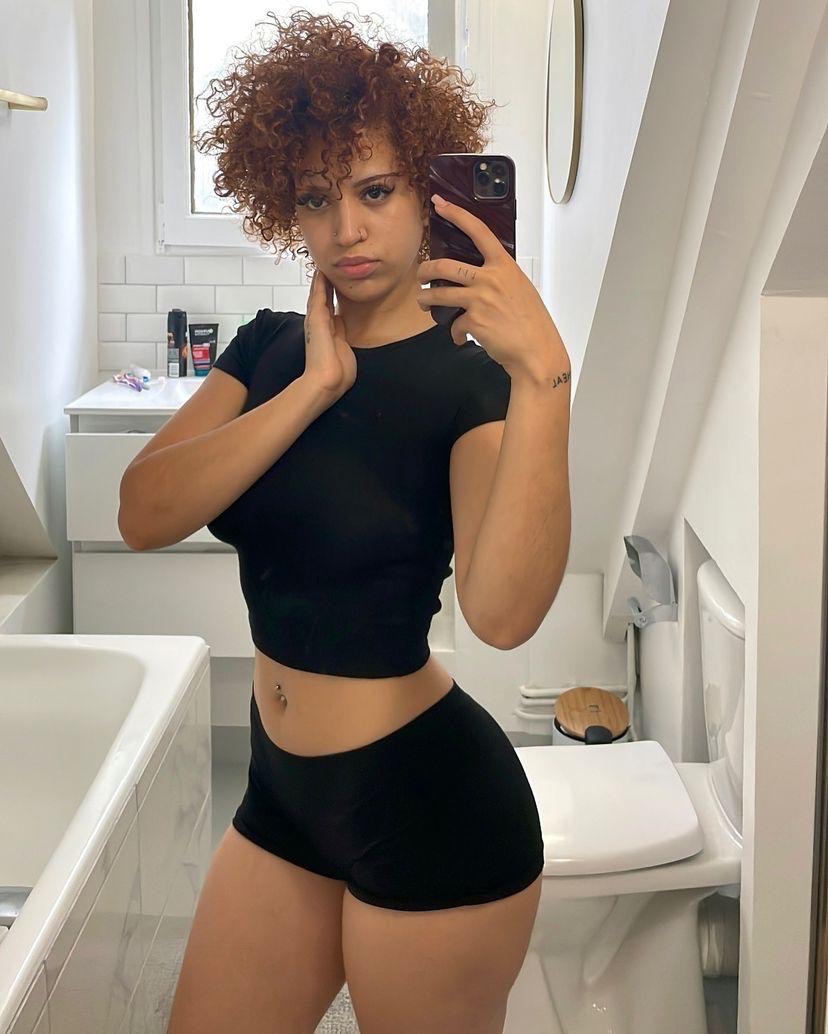 Available for hookup🍆🍑