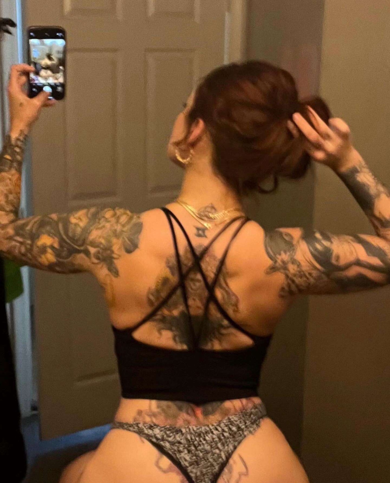 I offer an unforgettable experience for the discerning gentleman who craves sophistication and passi