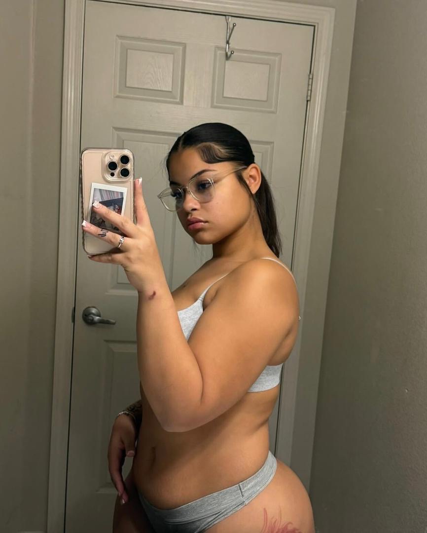 COME HERE PLEASE I’M READY AND AVAILABLE😻😍👅