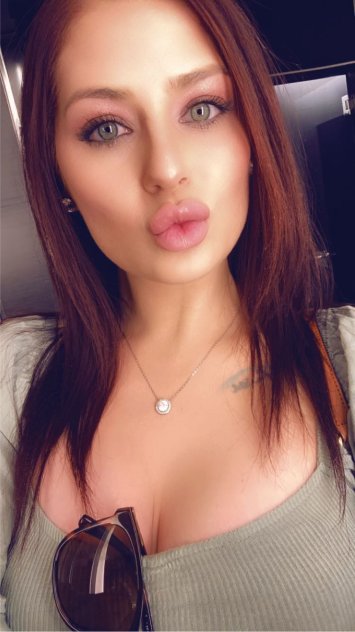 Green eyes Thick thighs