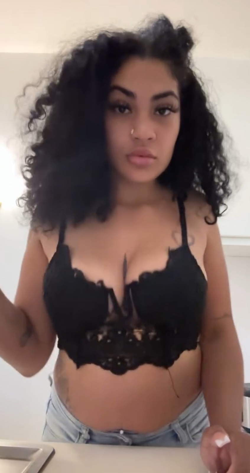 Hi , what up with you?I’m in town for the d weekend,Hmu for fun-mellyy_rb24