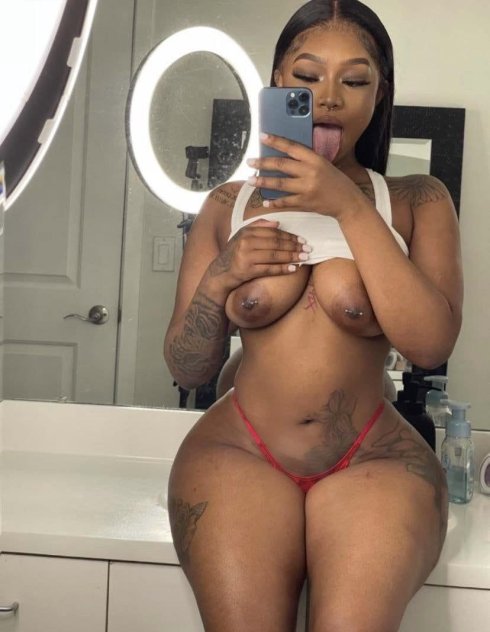 We are two girls available, just call us and we accept video calls.