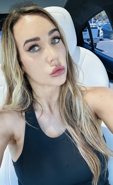 Bombshell 34DD Adriana with hourglass curves well reviewed