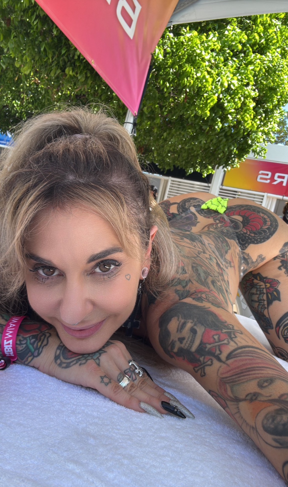 I’m available!! Cum book a session daddy 🤭